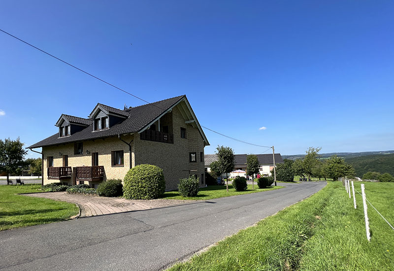 Hof_Froehling_Pferde_im_Stall_800x550px